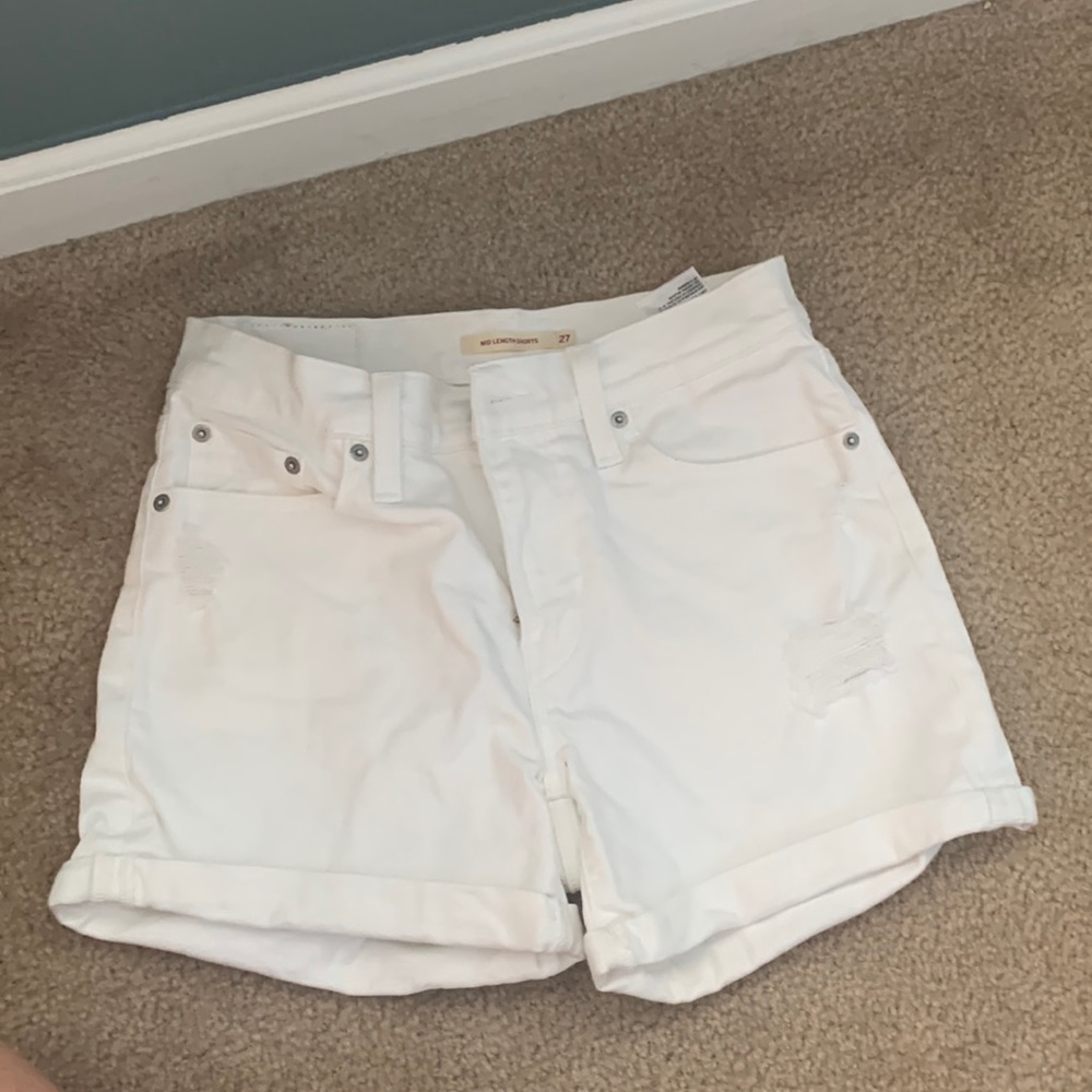 NWOT Levi’s mid length shorts